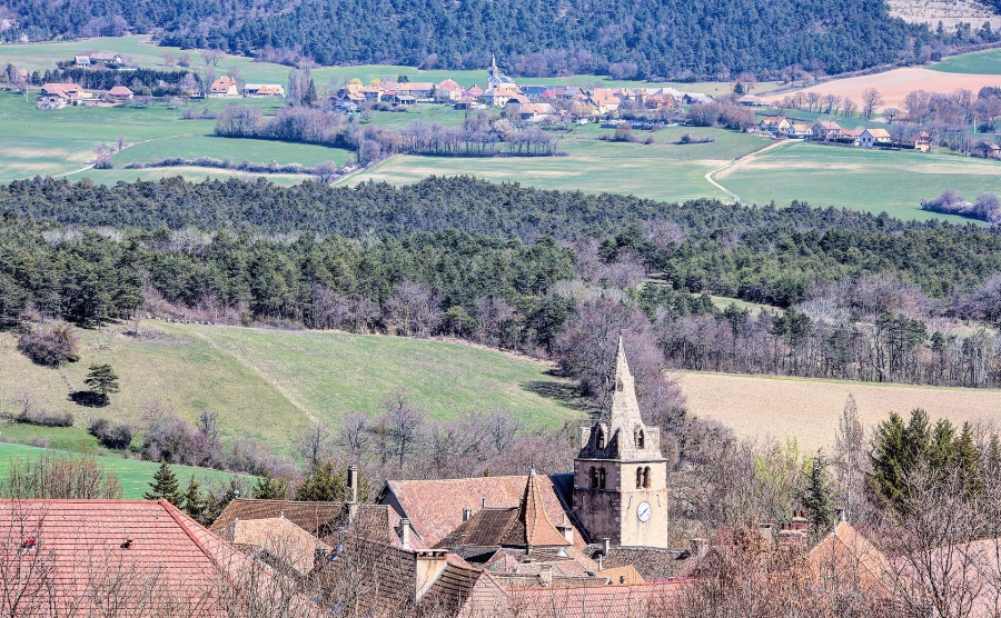 Clelles ( 38 )  et Lavars en arrière plan dans le Trièves